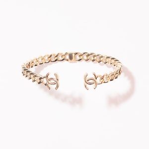 BNIB New Chanel 2022 Cruise Collection 22C Gold CC Choker Necklace!